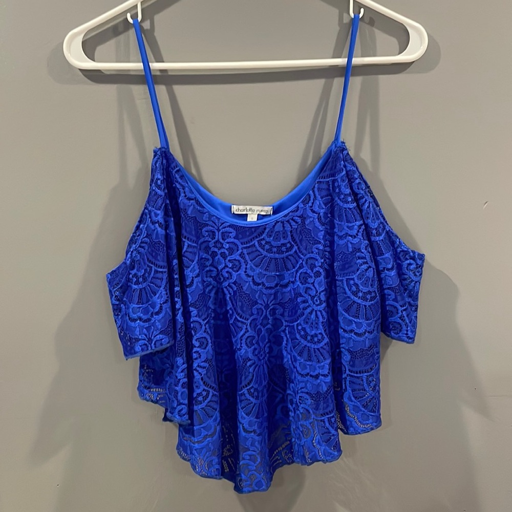 Peak shoulder crop top